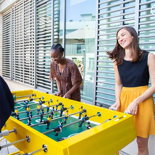 Elles jouent au baby-foot