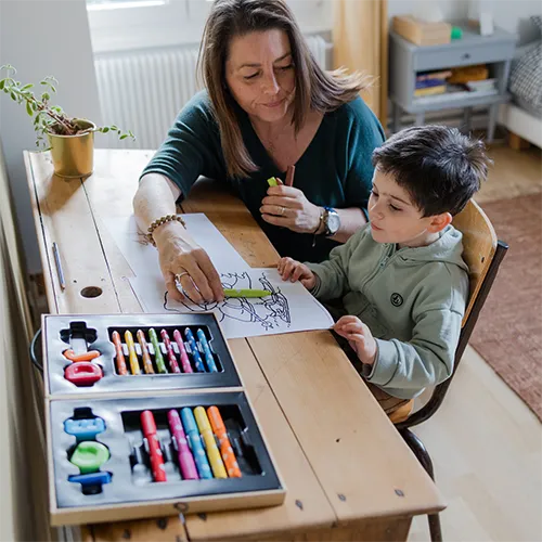Une baby-sitter avec un enfant sur le dos