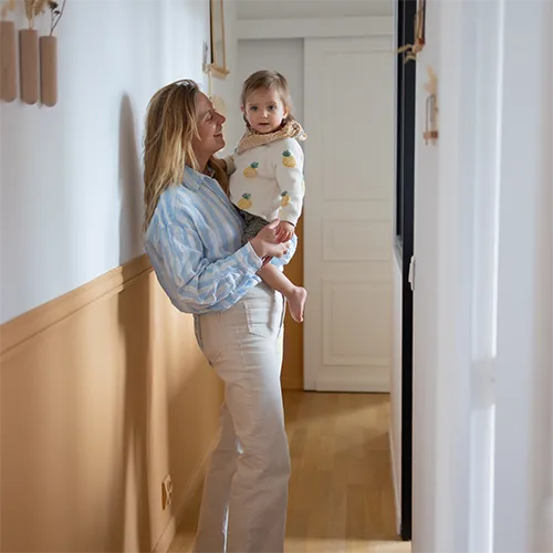 Un enfant dans les bras de sa baby-sitter