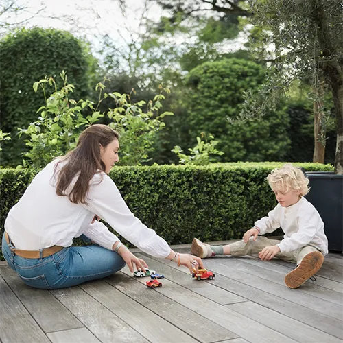 Une baby-sitter qui joue avec un enfant